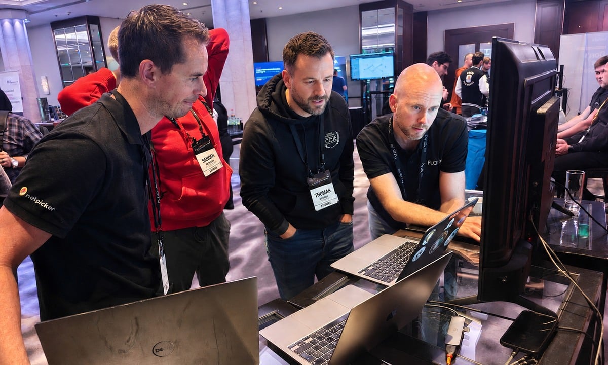Flock9-contact-team-autocon Slurp’it team speaking with network engineers at an event